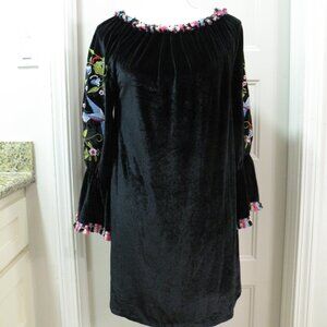 \Velzera_M_used_black velvet look with floral and bird sleeves_wide sleeve